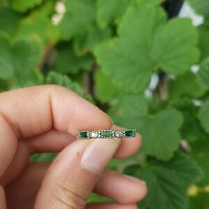Elegant Green and Silver Women's Ring